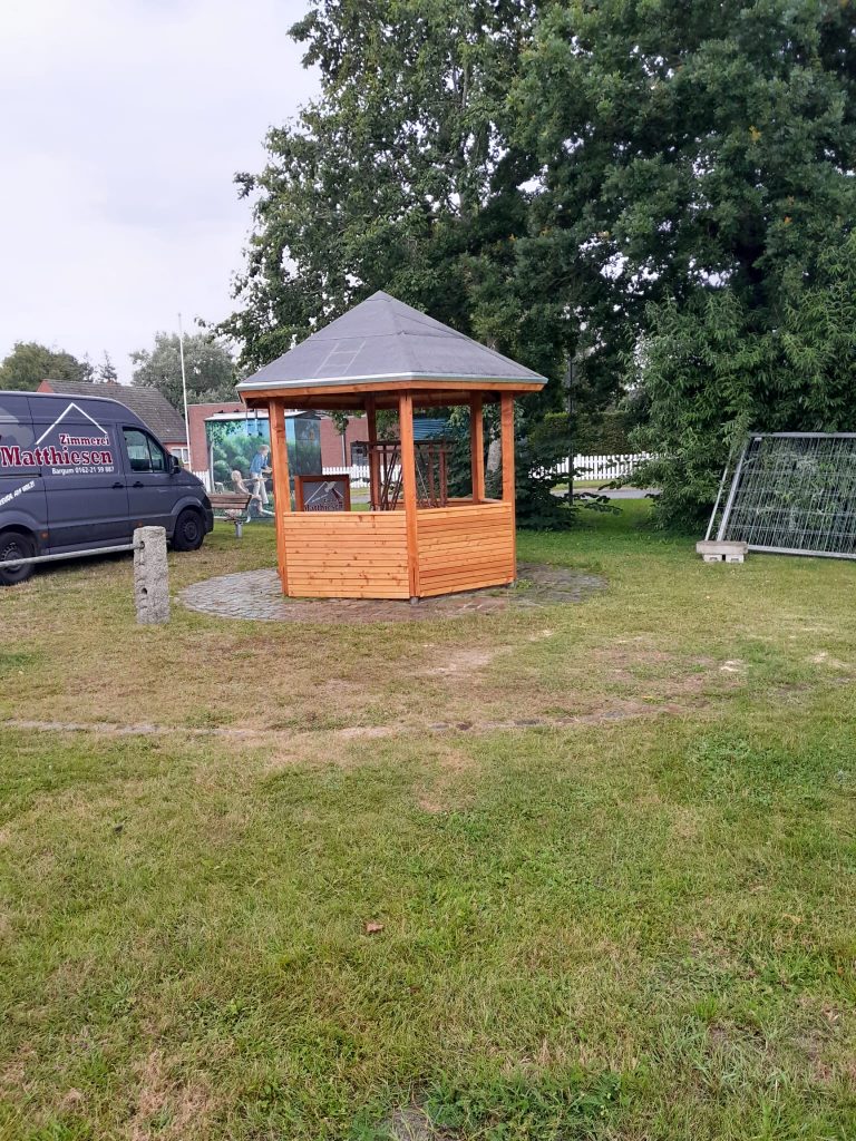 In Langenhorn Nordfriesland, baute die Zimmerei Matthiesen aus Bargum einen Holzpavillon.