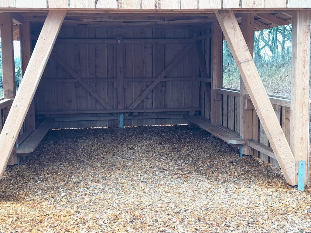 Die Waldhütte bietet den Kindern des Waldkindergarten Joldelund,Goldelund und Högel Schutz bei schlechtem Wetter mit Sitzmöglichkeiten.
Zimmerei Matthiesen aus Barum in Nordfriesland