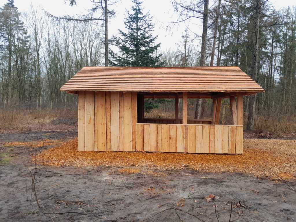 Die Waldhütte bietet den Kindern des Waldkindergarten Joldelund,Goldelund und Högel Schutz bei schlechtem Wetter mit Sitzmöglichkeiten.
Zimmerei Matthiesen aus Barum in Nordfriesland