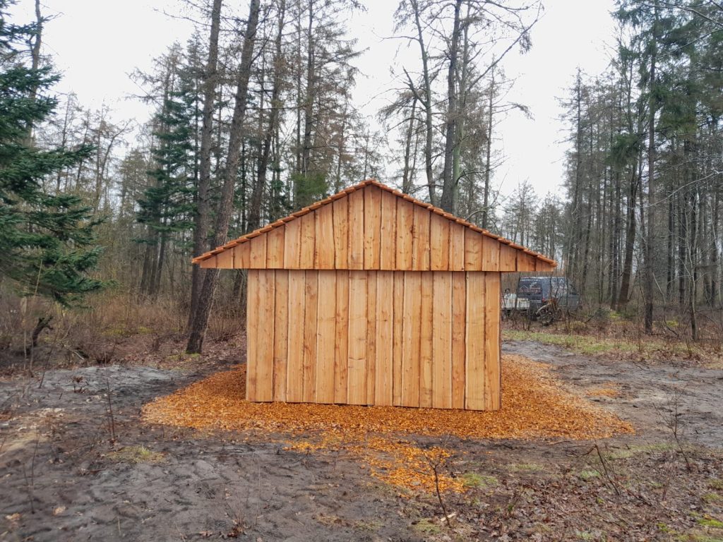 Die Waldhütte bietet den Kindern des Waldkindergarten Joldelund,Goldelund und Högel Schutz bei schlechtem Wetter mit Sitzmöglichkeiten.
Zimmerei Matthiesen aus Barum in Nordfriesland