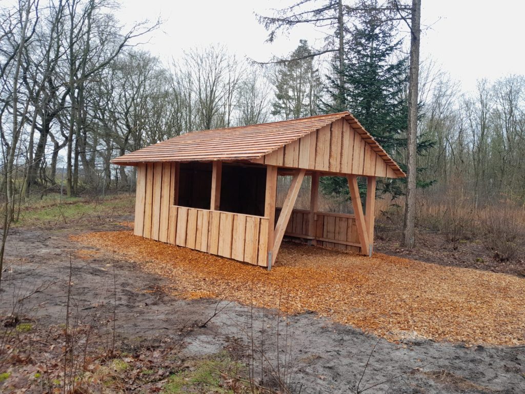 Die Waldhütte bietet den Kindern des Waldkindergarten Joldelund,Goldelund und Högel Schutz bei schlechtem Wetter mit Sitzmöglichkeiten.
Zimmerei Matthiesen aus Barum in Nordfriesland